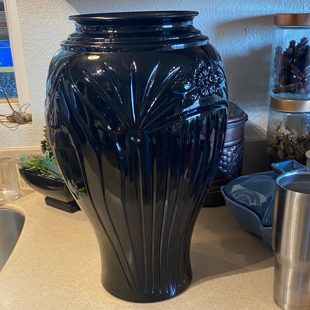 Vintage Anchor Hocking Art Deco vase CAMBRIDGE black glass. 16.5 tall. Like new.